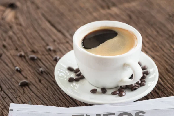 Una tazza di caffè e un giornale — Foto Stock