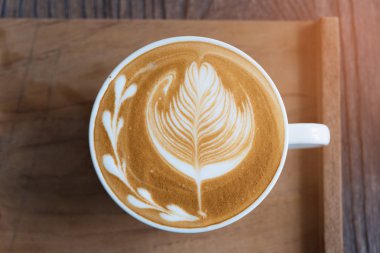 Kahve fincanı ahşap masada.