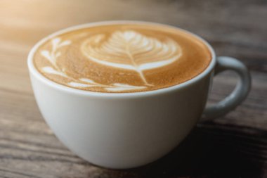 Kahve fincanı ahşap masada.