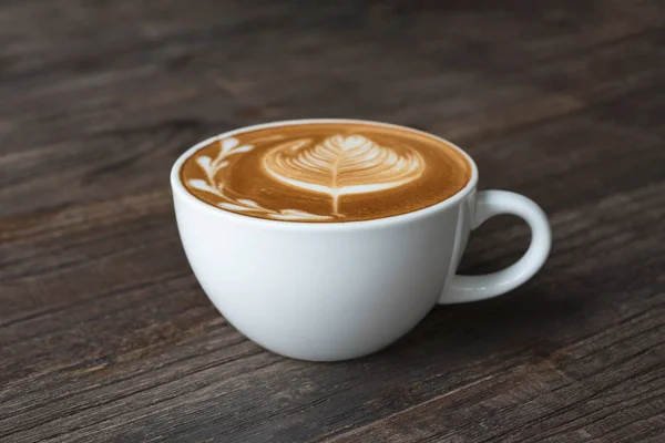 Kaffeetasse auf Holztisch — Stockfoto