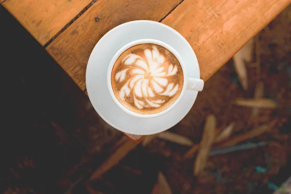 Чашка кофе на столе в кафе-магазине — стоковое фото