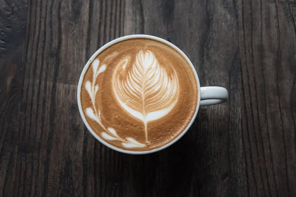 Kaffeetasse auf Holztisch — Stockfoto