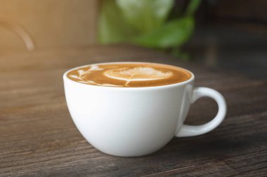 Kahve fincanı ahşap masada.