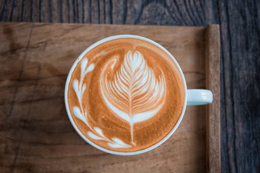 Kahve fincanı ahşap masada.