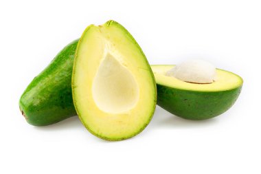 beyaz arkaplanda avokado