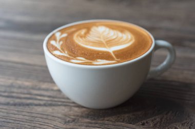 Kahve fincanı ahşap masada.