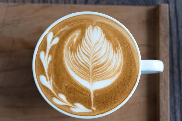 Cangkir kopi di meja kayu — Stok Foto