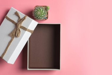 Mavi bir arka plan üzerinde hediye kutusu.