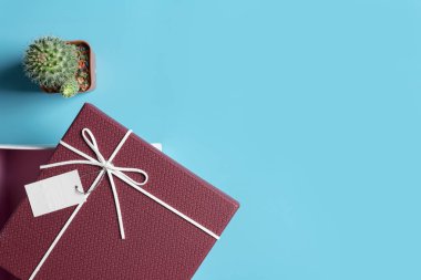 Kırmızı hediye kutusu, şerit paket
