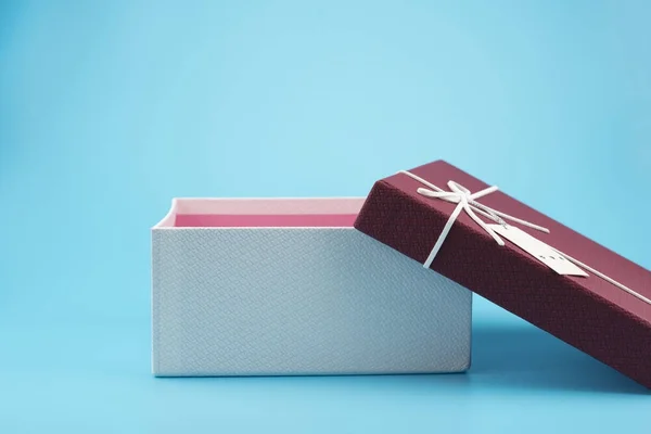 Caja de regalo roja, paquete de cinta — Foto de Stock