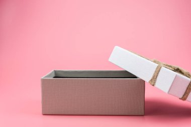 Mavi bir arka plan üzerinde hediye kutusu.