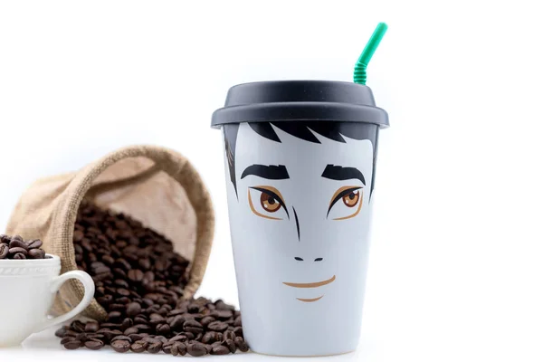 Keramik Kaffeetasse ist eine männliche Zeichnung mit Kaffeebohnen platziert. — Stockfoto