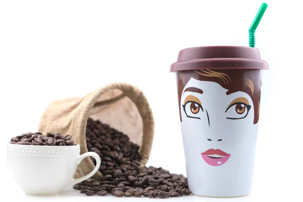 Ceramic Coffee Mug is a female drawing placed with coffee beans. — Stock Photo, Image