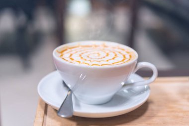 Kahve fincanı masada.