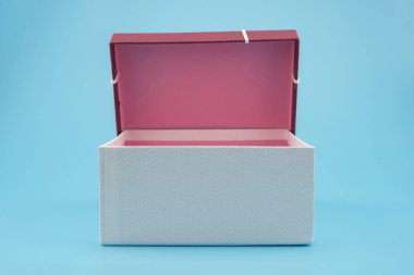 Kırmızı hediye kutusu, şerit paket