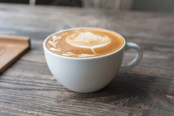 Cangkir kopi di meja kayu — Stok Foto