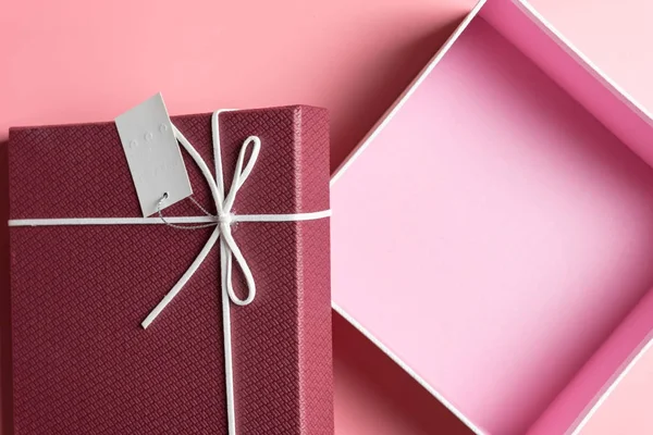 Caja de regalo roja, paquete de cinta — Foto de Stock