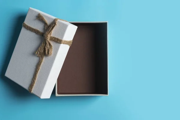 Caja de regalo sobre fondo azul . — Foto de Stock