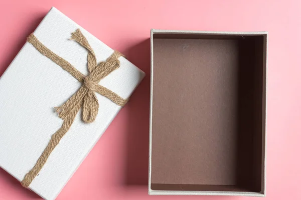 Caja de regalo sobre fondo azul . — Foto de Stock