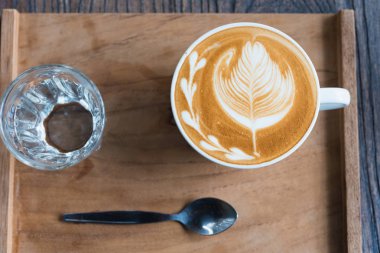 Kahve fincanı ahşap masada.