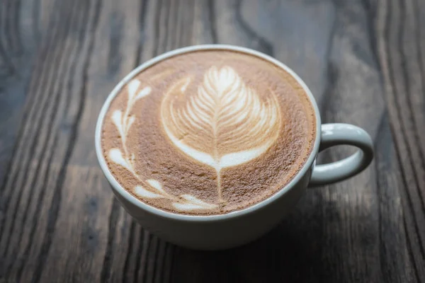 Kaffeetasse auf Holztisch — Stockfoto