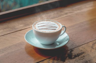 Kahve fincanı ahşap masada. 