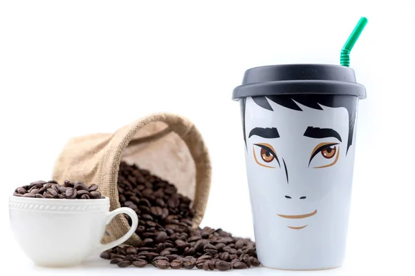 Keramik Kaffeetasse ist eine männliche Zeichnung mit Kaffeebohnen platziert. — Stockfoto