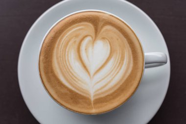 Kahve fincanı ahşap masada.