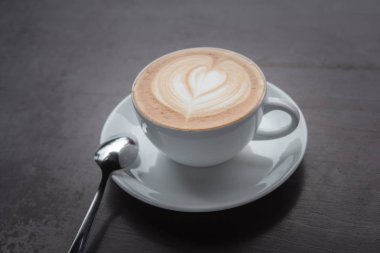 Kahve fincanı ahşap masada.