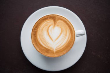 Kahve fincanı ahşap masada.