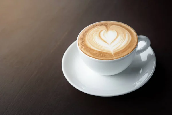 Taza de café sobre mesa de madera — Foto de Stock