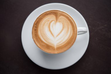 Kahve fincanı ahşap masada.