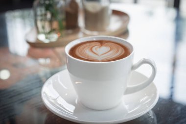 Kahve fincanı ahşap masada.