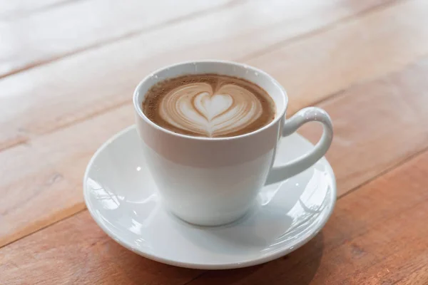 Kaffeetasse auf Holztisch — Stockfoto