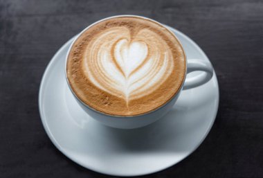 Kahve fincanı ahşap masada.