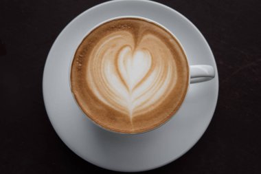 Kahve fincanı ahşap masada.