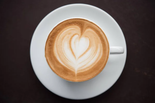 Kaffeetasse auf Holztisch — Stockfoto