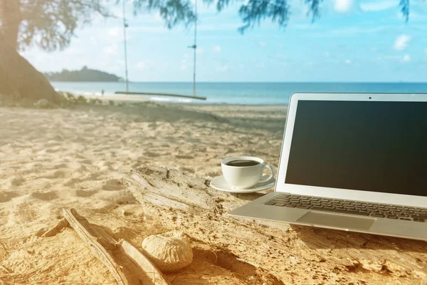 Laptop dan secangkir kopi pemandangan laut — Stok Foto