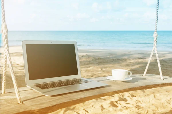 Laptop i filiżankę kawy morze widok — Zdjęcie stockowe