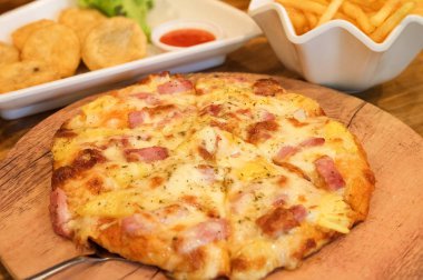 ahşap tabağa koy pizza