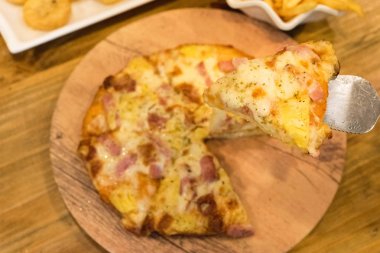 ahşap tabağa koy pizza