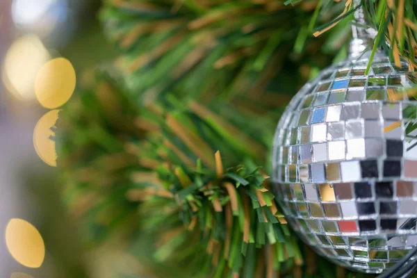 Sfondo sfocato di decorato albero di Natale incandescente — Foto Stock