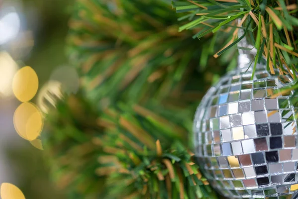 飾られた光るクリスマス ツリーの背景をぼかした写真 — ストック写真