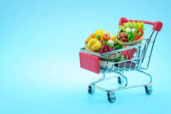 Vegetais no carrinho de compras — Fotografia de Stock