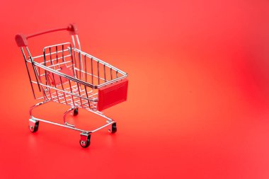 İzole edilmiş alışveriş arabası. 