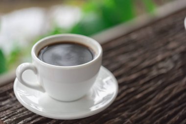 Desenli eski ahşap zemin üzerinde beyaz kahve kupa.