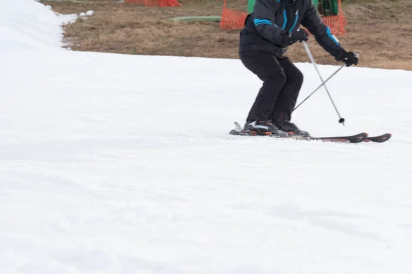 Esquiadores e snowboarders andando em uma pista de esqui — Fotografia de Stock