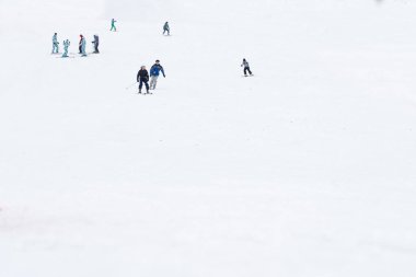 Kayakçı ve snowboard kayak pisti üzerinde sürme