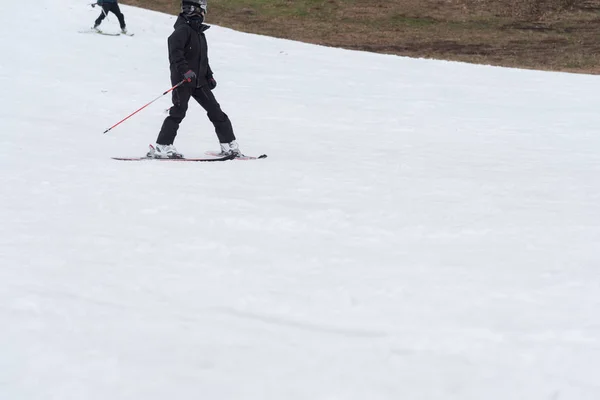 Лыжники и сноубордисты на лыжном склоне — стоковое фото