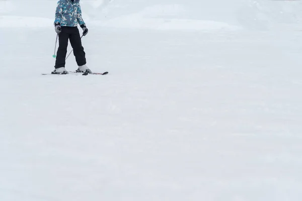 Лыжники и сноубордисты на лыжном склоне — стоковое фото